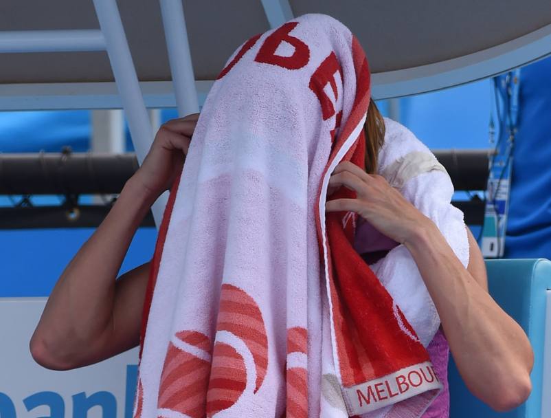 Camila Giorgi si copre il viso con l’asciugamano (Afp)